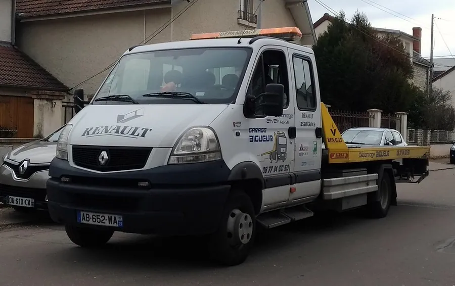 Çekici platformuna yüklenmiş arıza yapan otomobil